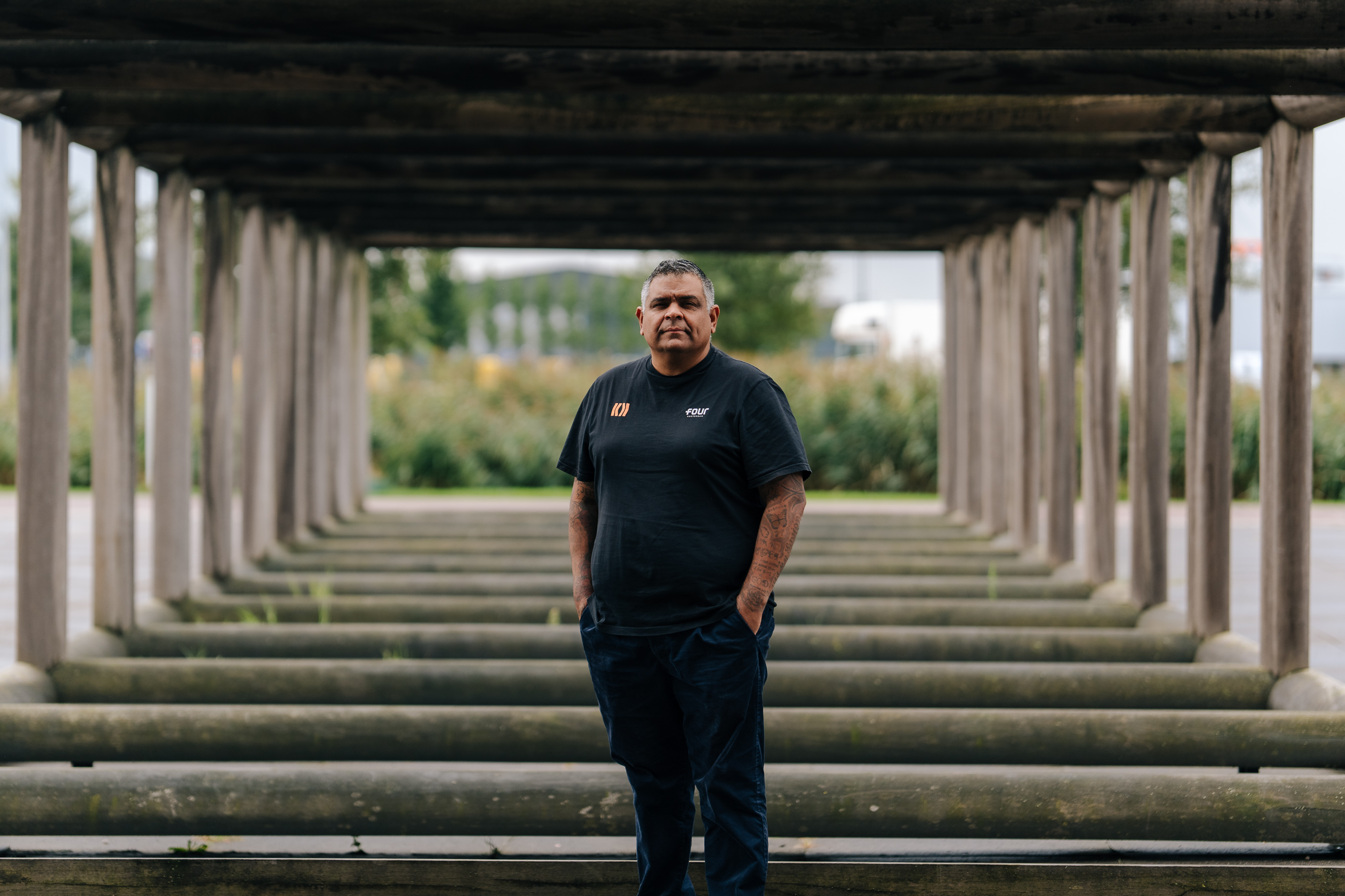 Jemuel Lampe voor de gevangenis in Westzaan, foto door: Nina Slagmolen